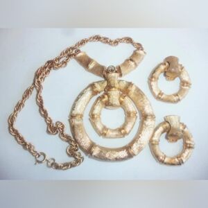 VTG Napier Door Knocker Goldtone Brush Baboo Pendant Necklace Clip Earrings Set